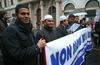 V Rimu in Milanu se je na protestih zbralo več deset tisoč muslimanov, ki nasprotujejo napadom v Parizu in Maliju. Foto: EPA