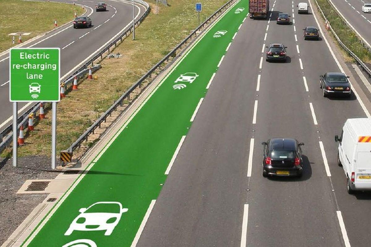 Tehnologija brezžičnega polnjenja vozil na počasnejših pasovih za električna vozila bo omogočila baterijskim vozilom daljša potovanja brez ustavljanja. Foto: Highways England