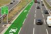 Tehnologija brezžičnega polnjenja vozil na počasnejših pasovih za električna vozila bo omogočila baterijskim vozilom daljša potovanja brez ustavljanja. Foto: Highways England