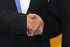 Ko sta si pred tremi tedni predsednika Kitajske in Tajvana, Ši Džinping in Ma Jing Džeu takole segla v roke, sta si bratski deželi že izmenjali prve vohune in tako potrdili prelomno otoplitev in zbliževanje celine in otoka. Foto: Reuters