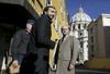 Italijanska novinarja Gianluigi Nuzzi in Emiliano Fittipaldi sta objavila zaupne vatikanske dokumente, zdaj pa sta obtoženca na nenavadnem sodnem procesu, ki poteka v Vatikanu. Foto: Reuters