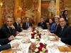 Francosko-ameriški politični vrh pred začetkom večerje v pariški restavraciji L'Ambroisie. Foto: Reuters