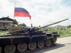 TO je na začetku nekaj časa uporabljala slovensko trobojnico brez grba, saj so se politiki dogovorili, kakšna naj bo zastava, šele tik pred proslavo. Foto: BoBo