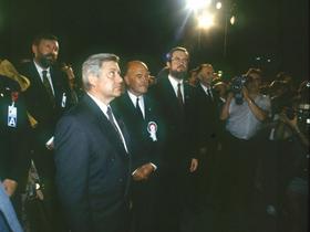 Svečana razglasitev samostojnosti na Trgu republike v Ljubljani (od leve proti desni Dimitrij Rupel, Milan Kučan, France Bučar, Lojze Peterle, Ivan Oman). Foto: BoBo