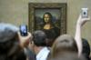 Mona Liza, ki je bila nekoč v lasti francoskega kralja Franca I. (tistega, ki je Leonarda da Vincija tudi povabil na svoj dvor in od njega kupil znameniti portret enigmatičnega nasmeha), je bila ena prvih likovnih del, ki so jih v Louvru razstavili. Potem, ko so v 19. stoletju renesančnega slikarja začeli slaviti kot enega največjih genijev vseh časov, je s tem naraščala tudi priljubljenost slike, ki je obveljala za portret femme fatal. Foto: EPA