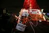 Protestniki so pred repliko Eiffelovega stolpa na svetovni podnebni konferenci pritiskali na voditelje, da vendarle sprejmejo do okolja prijazen ukrep. Foto: Reuters