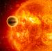 51 Pegasi b je plinasti velikan, vroči Jupiter, ki kroži okoli zvezde okoli 50 svetlobnih let stran od nas. Odkrili so ga pred 20 leti (1995), s čimer se je začela doba iskanja eksoplanetov. Pozneje se je sicer izkazalo, da to ni bil prvi odkriti eksoplanet, je bil pa prvi, ki so ga neposredno zaznali s spektroskopijo, v vidni svetlobi. Takšne primerke, le kandidate, je raziskovala mednarodna skupina pod vodstvom Univerze v Portu. Foto: NASA/JPL-Caltech