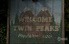 Laura Palmer je sicer agentu Cooperju v zadnji epizodi sporočila, da se vidita čez 25 let, a zaradi težav bosta morala počakati še eno leto več. Twin Peaks se na male zaslone vrača 2017. Foto: YouTube