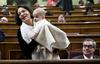 Poslanka španskega Podemosa Carolina Bescansa je nedavno na prvo zasedanje parlamenta prišla z dojenčkom v naročju. Foto: Reuters