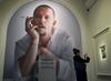 Britanski Vogue je s svojim delom zaznamoval tudi legendarni britanski modni oblikovalec Alexander McQueen. Foto: EPA
