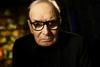 90-letni Ennio Morricone je že napovedal, da bo proti publikaciji ukrepal po pravni poti, koncertna agencija General Entertainment Associates, pod okriljem katere deluje tudi Morricone, pa je že objavil opravičilno sporočilo novinarja, v katerem ta priznava, da je izkrivil intervjuvančeve odgovore. Foto: Reuters