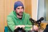 Miha Šalehar zase pravi, da je 'kontrolfrik. Potrebujem notni zapis, da lahko improviziram. Na listu imam napisano 'Dobro jutro, murnke in in murni. Ura je ...' Šele potem lahko delam normalno.' Foto: MMC/Miloš Ojdanić