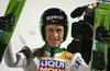 Peter Prevc se je v Almatyju takole veselil 18. zmage v karieri in 12. v sezoni. Za rekordom Gregorja Schlierenzauerja, ki je v sezoni 2008/09 nanizal 13 zmag, zaostaja le še za eno. Foto: Reuters