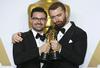Sam Smith in Jimmy Napes z oskarjem za najboljšo pesem, Writing on the Wall iz Spectra. Foto: Reuters
