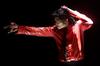 Čeprav je od njegove smrti minilo že devet let, nekdanji kralj popa Michael Jackson še vedno služi milijone dolarjev Foto: Reuters