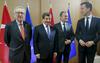 Turški premier Davutoglu ne skriva turške želje, da v zameno za dogovor o sirskih beguncih Bruselj znova odpre pristopna pogajanja, ki bi utrla pot Turčiji v članstvo Evropske unije, čemur pa večina članic ni naklonjena. Foto: Reuters