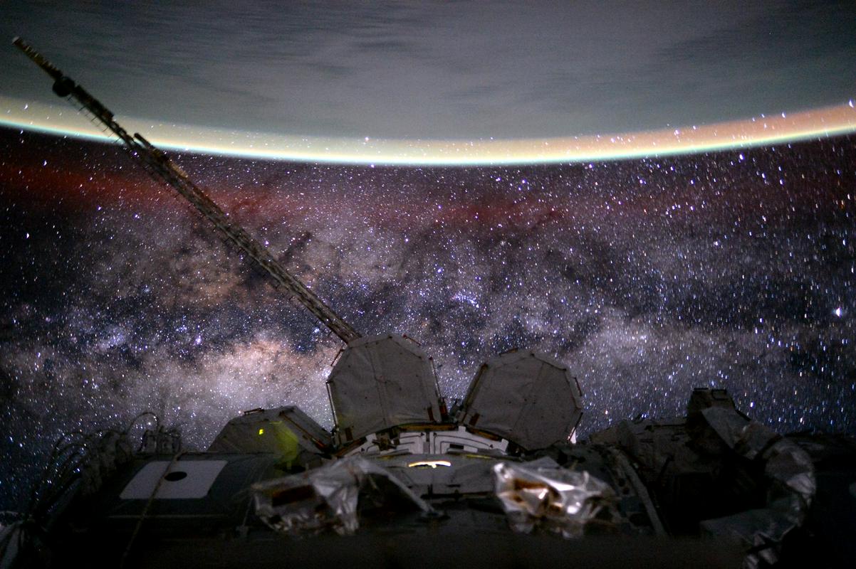 ISS potuje s hitrostjo več kot 27.000 kilometrov na uro in Zemljo na dan obkroži kar petnajstkrat. Pri takšnem gibanju fotografiranje ni enostavno. Pričujoča fotografija vsebuje tako ISS, Zemljo kot Rimsko cesto. Foto: Nasa/Scott Kelly