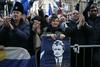 Udeleženci shoda v podporo Vojislavu Šešlju v Beogradu so nosili plakate s podobo Karadžića. Foto: Reuters