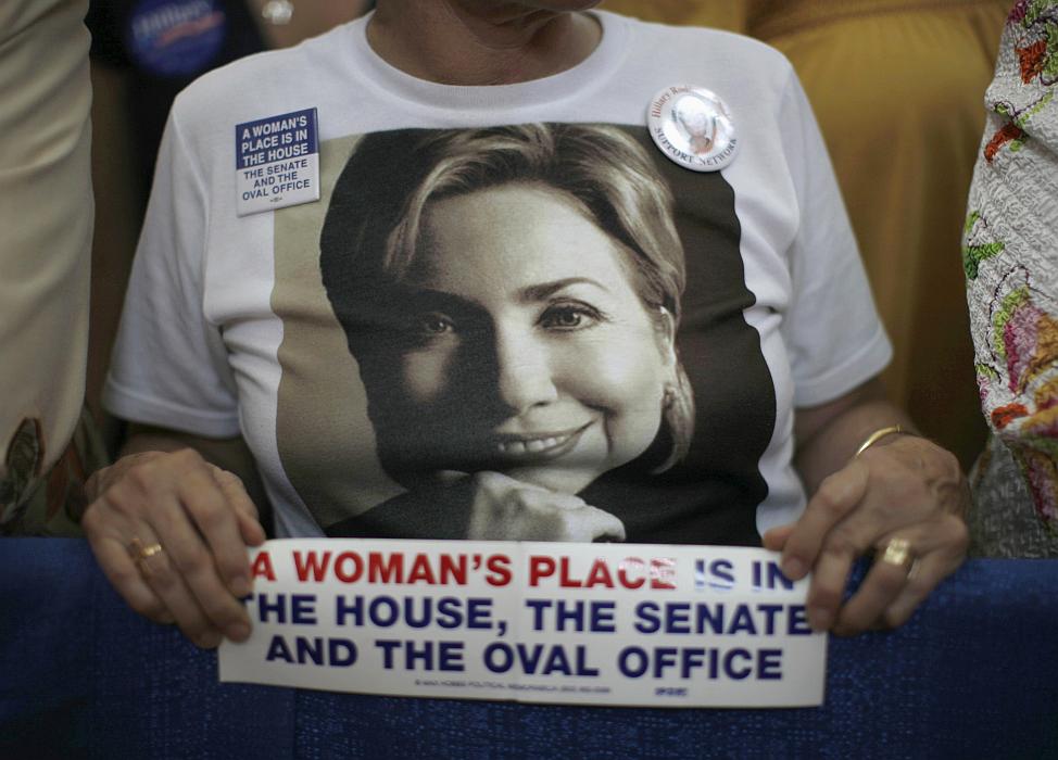 Napis na majici Hillaryjine podpornice: Mesto ženske je v hiši (kongresu, op. a.), senatu in ovalni pisarni. Foto: Reuters