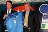 Cesare Maldini je v nogometu pustil globok pečat. Fotografija je stara točno 18 let: 3. aprila 1998 je Cesare Maldini s takratnim predsednikom italijanske nogometne zveze Lucianom Nizzolo predstavil dres, s katerim je Italija igrala na SP-ju v Franciji. Dres s številko tri je pripadal kapetanu Paolu Maldiniju. Foto: EPA