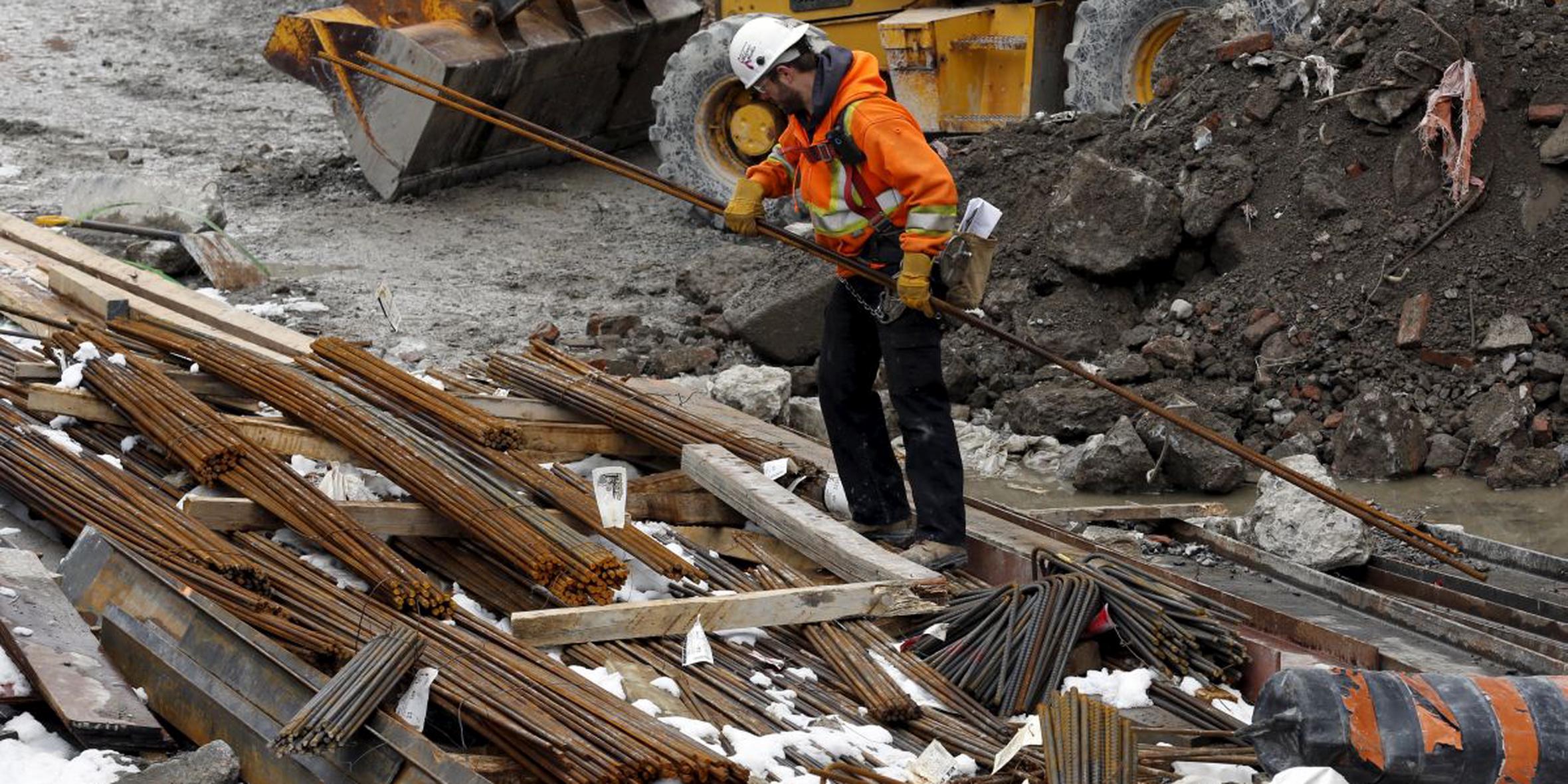Največ delavcev, ki so v preteklih tednih dobili odpoved iz poslovnih razlogov, prihaja iz področja gostinstva, storitvenih dejavnosti in gradbeništva (fotografija je simbolična). Foto: Reuters