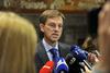 Po prvotnih informacijah bi moral premier predlog za novega kulturnega ministra v državni zbor poslati danes zjutraj. DeSUS je na to mesto predlagal Peršaka, pri čemer je predsednik stranke Karl Erjavec povedal, da se Cerar s kandidaturo strinja. Foto: BoBo