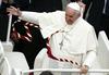 V katoliških cerkvah po Evropi danes na papežev poziv poteka nabirka za žrtve konflikta v Ukrajini. Papež Frančišek je k nabirki za Ukrajino pozval na začetku aprila. Foto: Reuters