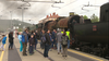 Neverjetno je, koliko ljudi je pospremilo lokomotivo na njeno zadnjo pot po železniških tirih. Foto: MMC/TV Slovenija