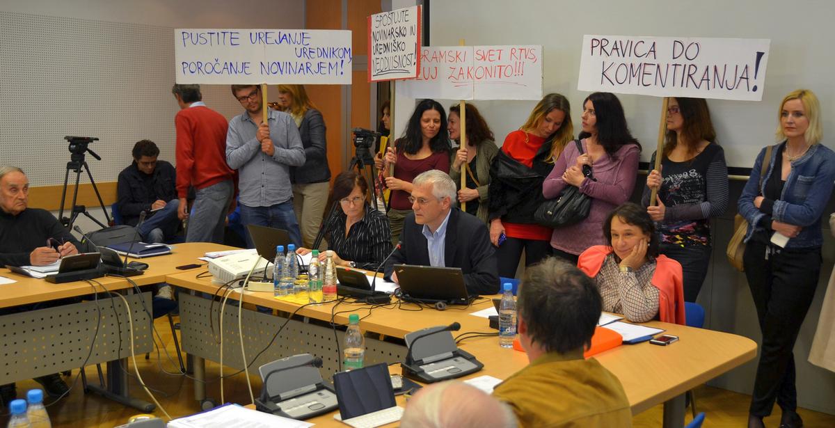 Ob začetku seje programskega sveta je potekal miren protest novinarjev proti vmešavanju v neodvisnost novinarskega poklica. Foto: MMC RTV SLO