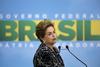 Brazilski predsednici njeni nasprotniki očitajo, da je med predvolilno kampanjo leta 2014 prikrila dejanski proračunski primanjkljaj in da je poneverjala proračunske izkaze z nezakonitim izposojanjem denarja iz državnih bank ter to prikazovala kot proračunske prihodke. Foto: EPA