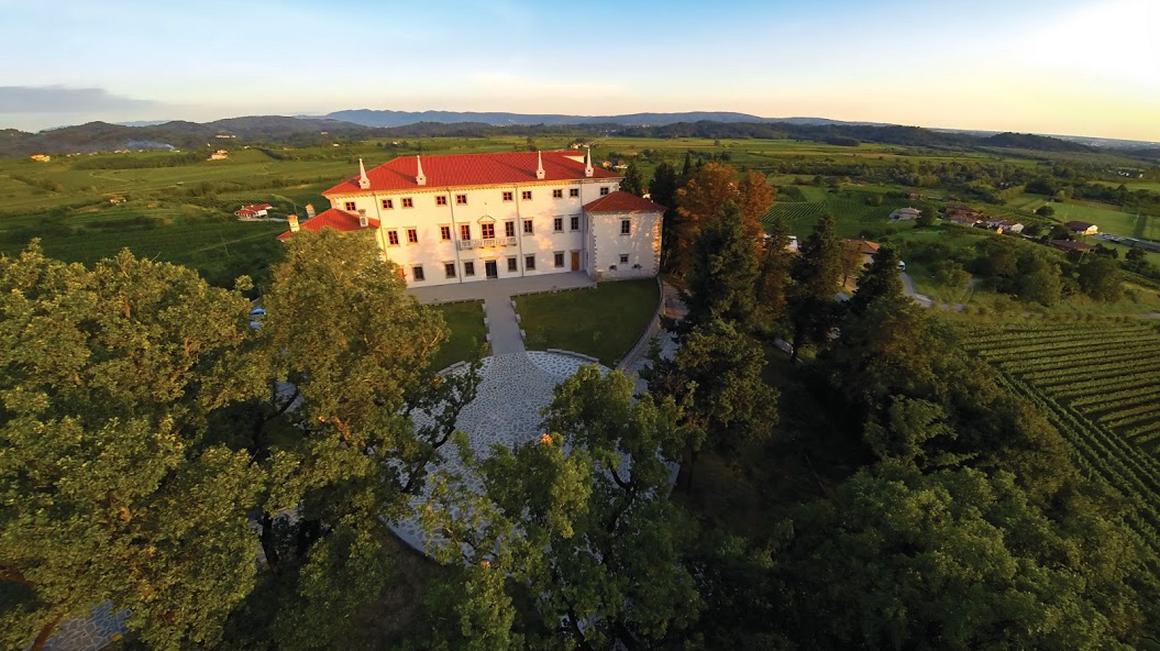Župani so dogovor o medobčinski organiziranosti podpisali v prostorih Vile Vipolže. Vir: arhiv TIC Brda.