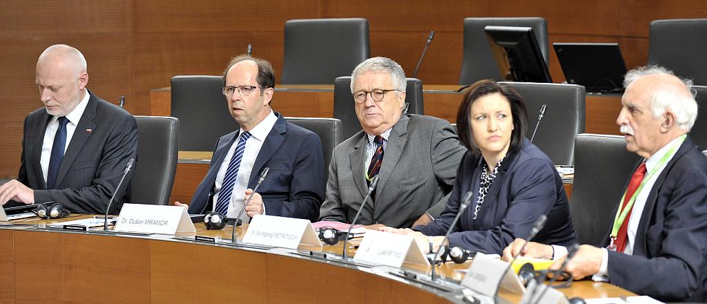 Kljub sodbi v primeru Ališić na Evropskem sodišču za človekove pravice, po kateri mora Slovenija izplačati okoli 230.000 neizplačanih varčevalcev podružnic LB v Sarajevu in Zagrebu, še vedno ostaja odprto vprašanje prevzema jamstev SFRJ za t.i. stare devizne vloge v okviru nasledstva, trdi Slovenija. Foto: BoBo