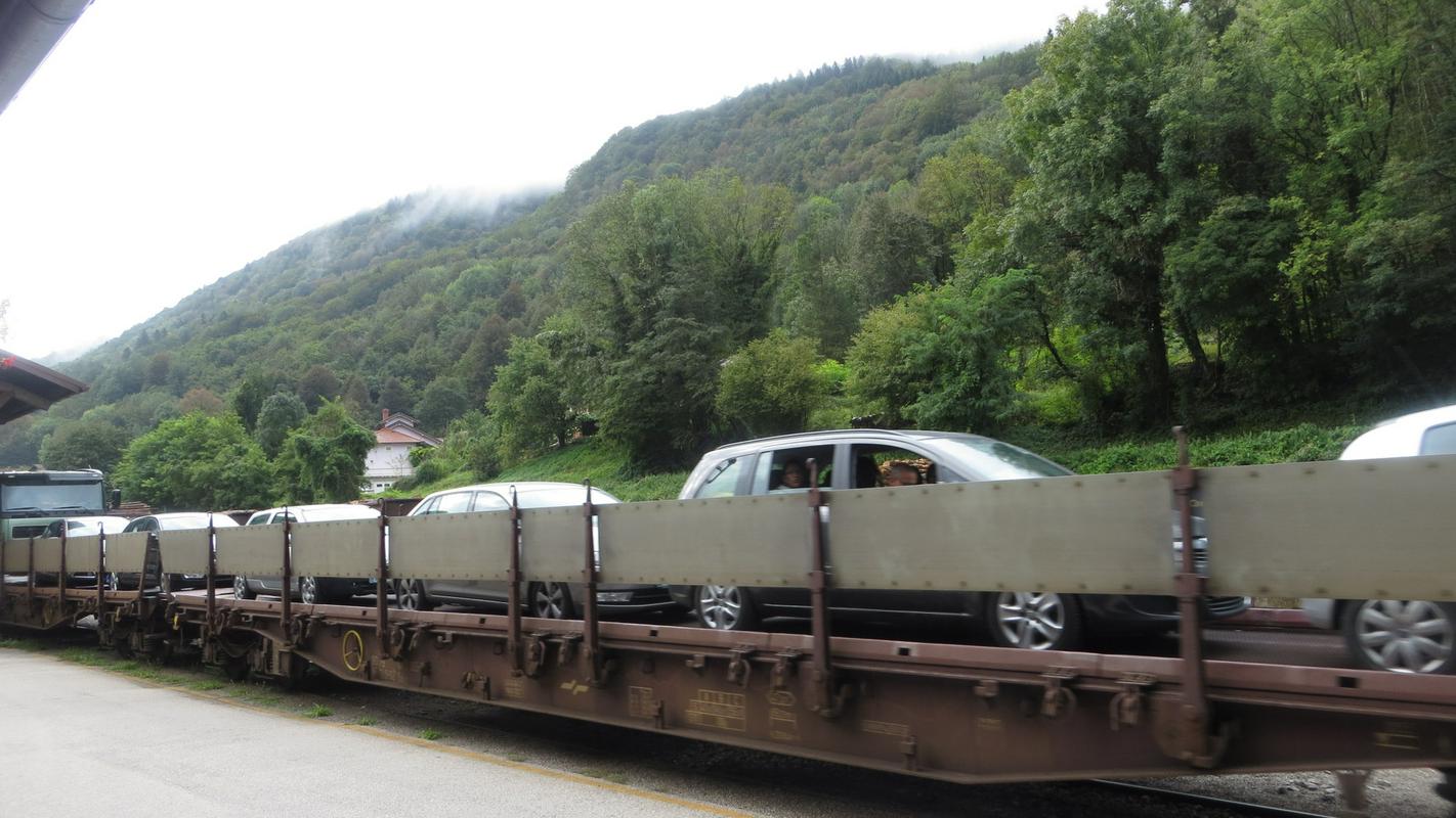 Iz Nove Gorice je danes peljal prvi avtovlak do Mosta na Soči Radio Koper