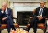 Ameriški predsednik Barack Obama (desno) in podpredsednik Joe Biden (levo) sta v Ovalno pisarno na sestanek povabila nekatere najodgovornejše za varnost, med drugim direktorja FBI-ja Jamesa Comeyja. Foto: EPA
