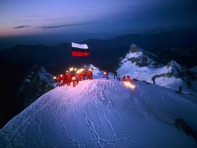 Večerni Triglav, bakle in zastava