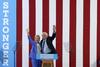 Po dolgih mesecih bridke kampanje sta Hillary Clinton in Bernie Sanders le složno nastopila - v dobro stranke. Foto: Reuters