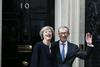 Dobro razpoložena nova britanska premierka Theresa May z možem Philipom pred sedežem britanske vlade na Downing Streetu 10. Foto: Reuters