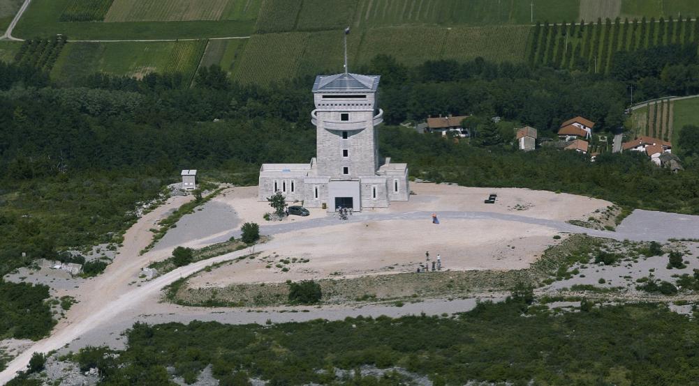 Spomenik je zgrajen kot arhetip branika, od njega pa se odpira pogled na Jadransko morje, Furlanijo, Dolomite, Alpe in Vipavsko dolino. Foto: BoBo Spomenik je zgrajen kot arhetip branika, od njega pa se odpira pogled na Jadransko morje, Furlanijo, Dolomite, Alpe in Vipavsko dolino. Foto: BoBo