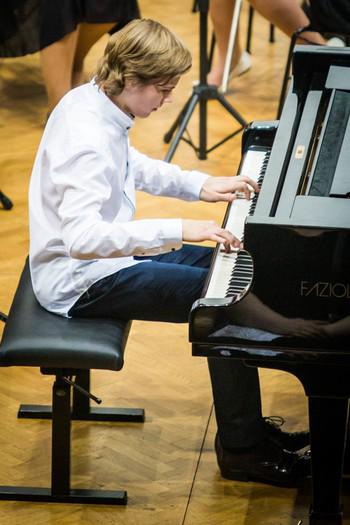 Nagrada Za Mladega Pianista Nejca Kampleta Rtvslo Si