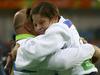 Tina Trstenjak je po naslovu evropske in svetovne prvakinje dočakala še največji trenutek v karieri: postala je olimpijska prvakinja, izjemnega uspeha pa se je najprej veselila z legendarnim trenerjem Marjanom Fabjanom, ki ima zasluge za vse slovenske olimpijske judoistične medalje. Foto: Reuters