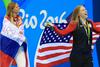 Julija Jefimova (levo) je ob slavju Lilly King (desno) ostala povsem sama ob robu olimpijskega bazena. Foto: Reuters