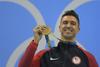 Anthony Ervin s svojo drugo zlato olimpijsko medaljo, ki jo je osvojil na 50 metrov prosto. Tiste iz Sydneyja nima več ... Foto: Reuters