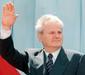 Slobodan Milošević je ključno zaznamoval politiko razpadajoče SFRJ in novonastale Zvezne republike Jugoslavije. Obsojen je bil genocida, vojnih zločinov in zločinov proti človečnosti, a haaškemu sodišču sojenja ni uspelo končati pred njegovo smrtjo leta 2006. Foto: EPA
