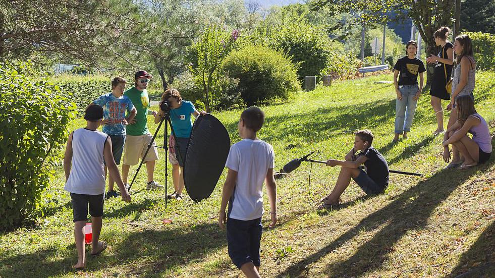 Radio Koper|Mladi udeleženci tabora se seznanjajo z osnovami filmskega jezika in uporabo digitalne video tehnike. Foto: Jure Batagelj