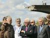 Nemški zunanji minister Frank Walter Steinmeier in njegov francoski kolega Jean-Marc Ayrault v Slavjansku, kjer so ju inšpektorji Ovseja seznanili s kršitvami prekinitve ognja in jima pokazali delce eksplozivnih sredstev, ki so jih našli na območju. V ozadju most, ki so ga leta 2014 porušili uporniki. Foto: Reuters
