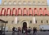 Rešilni čolni na oknih palače Strozzi v Firencah, pripravljeni za prvo italijansko retrospektivo kitajskega umetnika. Foto: EPA
