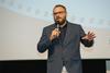 Režiser najboljšega celovečernega filma Houston, imamo problem! Žiga Virc je o svojem mokumentarci med drugim dejal, da gre za zelo aktualen film, ki naproša ljudi h kritičnosti do tega, kar gledajo. V dobi informacijske tehnologije konzumiramo tako veliko količino informacij, da ne moremo več preverjati, ali so resnične ali ne, pravi. Foto: FSF