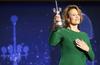 Nekaj dni pred sklepno slovesnostjo so podelili letošnja posebna priznanja. Nagrado donostia so namenili ameriškima igralcema Sigourney Weaver in Ethanu Hawku.