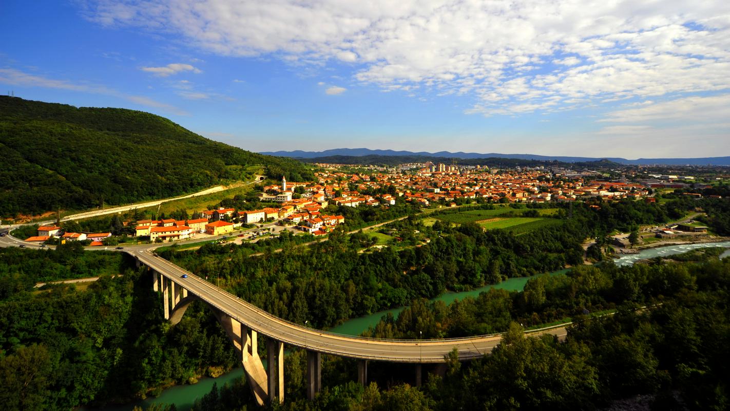 Pogled na Solkan in Novo Gorico. Vir: wikimedia.commons
