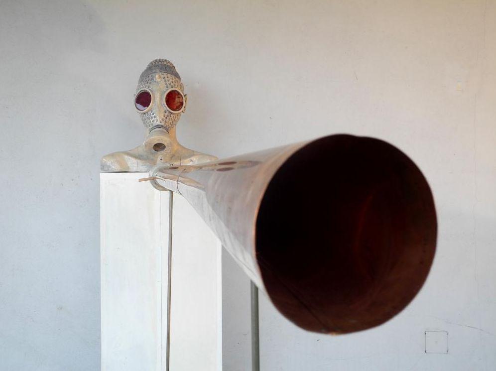 Jože Šubic: Blowing Twins I., 2016, keramika, kovina, 144 x 80 x 240 cm. Jože Šubic se je v zadnjem obdobju posvetil tudi kiparstvu. Na fotografiji: Jože Šubic: Blowing Twins I., 2016, keramika, kovina, 144 x 80 x 240 cm. Foto: Kibla